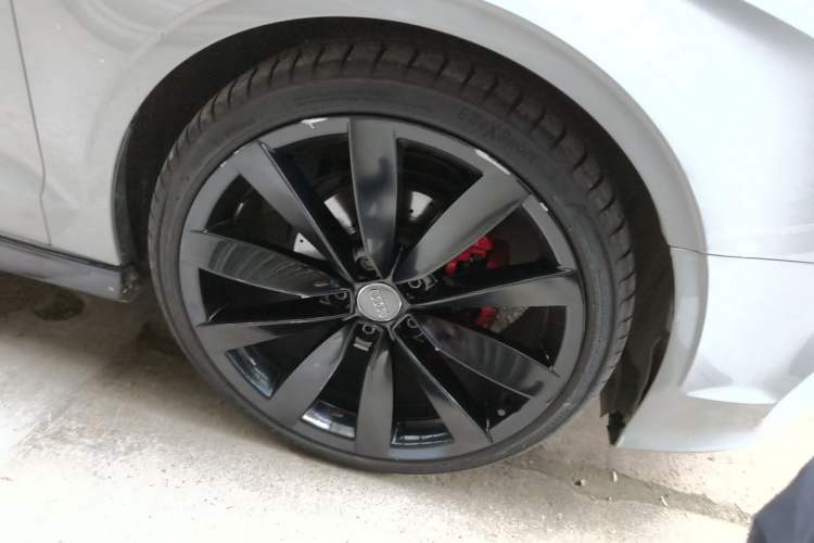 Used Audi A3 2016 Limousine 35 TFSI Prestige Edition Right Front Wheel Hub