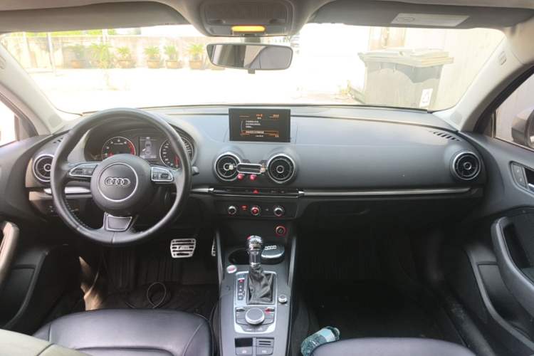 Used Audi A3 2016 Limousine 35 TFSI Prestige Edition Center Console