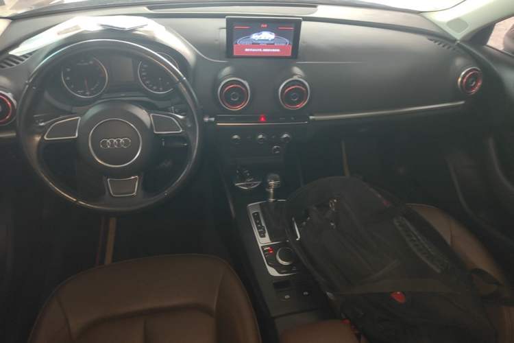Used Audi A3 2016 Limousine 35 TFSI Ambition Edition Center Console