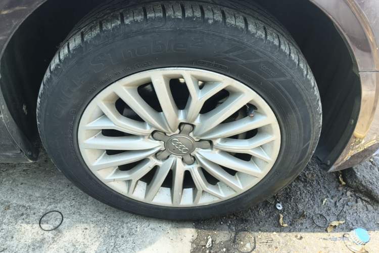Used Audi A3 2016 Limousine 35 TFSI Prestige Edition Right Front Wheel Hub