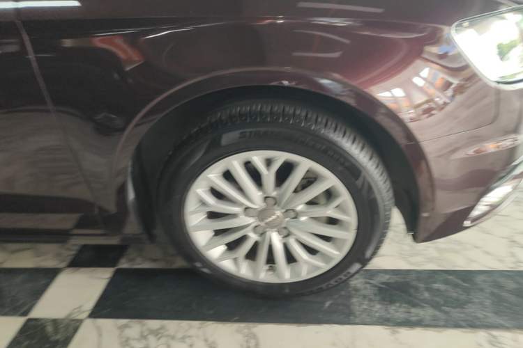 Used Audi A3 2016 Limousine 35 TFSI Ambition Edition Right Front Wheel Hub