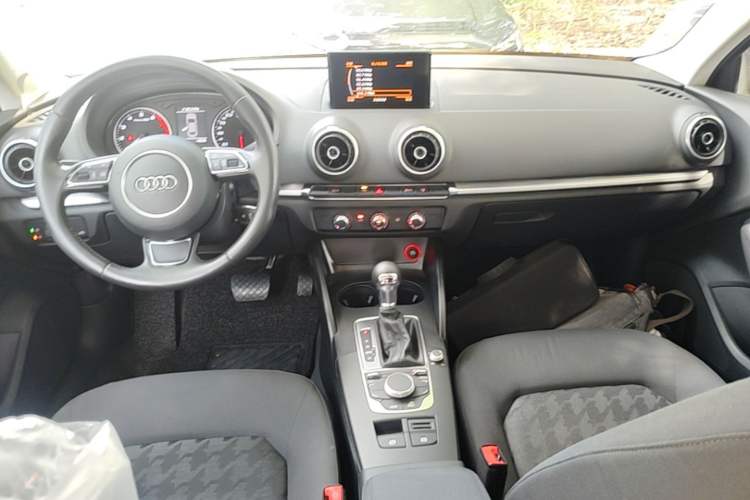 Used Audi A3 2016 Limousine 35 TFSI Prestige Edition Center Console
