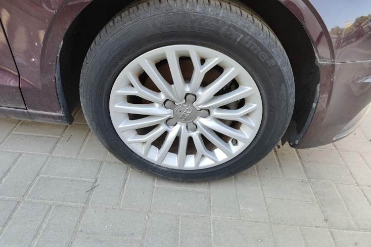 Used Audi A3 2016 Limousine 35 TFSI Prestige Edition Right Front Wheel Hub