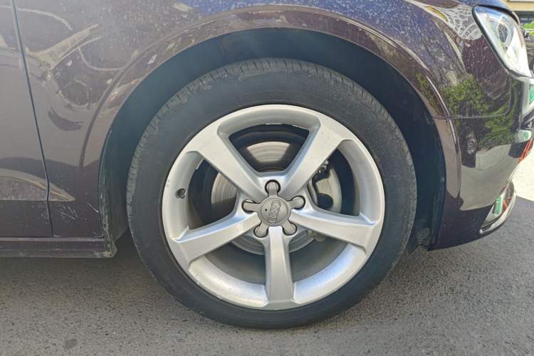 Used Audi A3 2016 Limousine 35 TFSI Prestige Edition Right Front Wheel Hub
