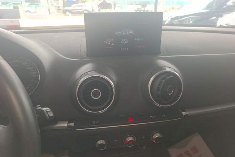 Used Audi A3 2016 Limousine 35 TFSI Ambition Edition Audio And AC Panel