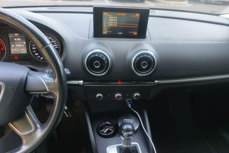 Used Audi A3 2016 Limousine 35 TFSI Ambition Edition Audio And AC Panel