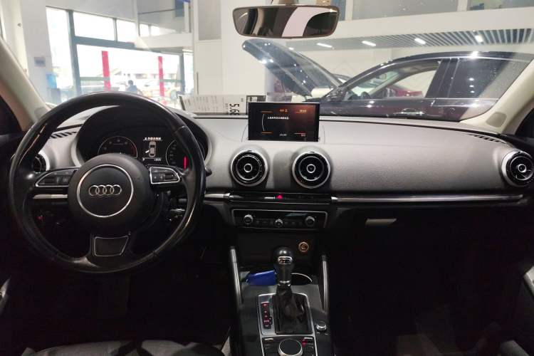 Used Audi A3 2016 Limousine 35 TFSI Style Edition Center Console