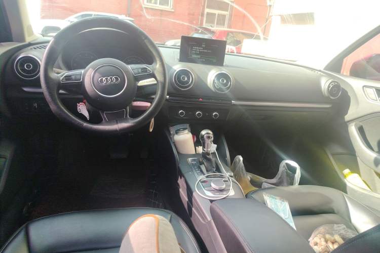 Used Audi A3 2016 Limousine 35 TFSI Ambition Edition Center Console