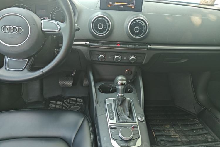 Used Audi A3 2016 Limousine 35 TFSI Ambition Edition Center Console