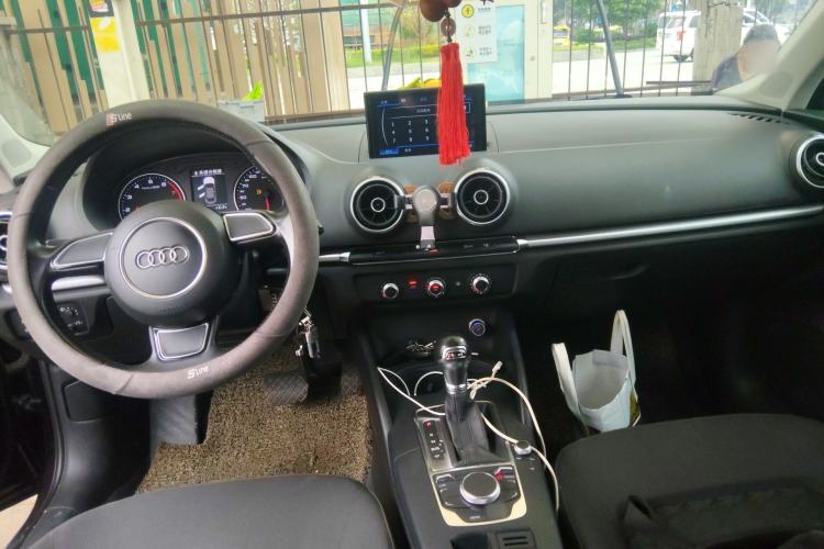 Used Audi A3 2016 Limousine 35 TFSI Ambition Edition Center Console