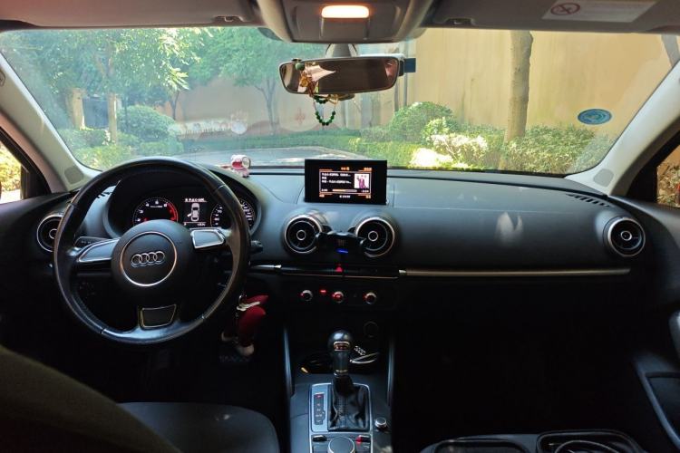 Used Audi A3 2016 Limousine 35 TFSI Ambition Edition Center Console