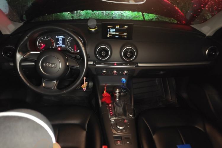 Used Audi A3 2016 Limousine 35 TFSI Ambition Edition Center Console