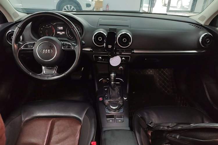 Used Audi A3 2016 Limousine 40 TFSI Style Edition Center Console
