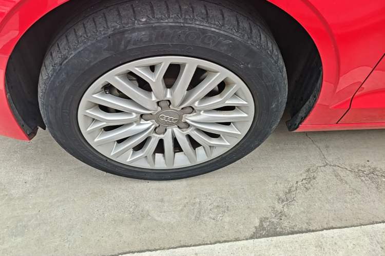 Used Audi A3 2016 Limousine 35 TFSI Prestige Edition Left Front Wheel Hub