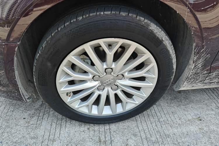 Used Audi A3 2016 Limousine 35 TFSI Ambition Edition Left Front Wheel Hub