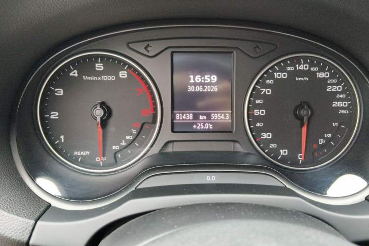 Used Audi A3 2016 Limousine 35 TFSI Style Edition Odometer Close Up