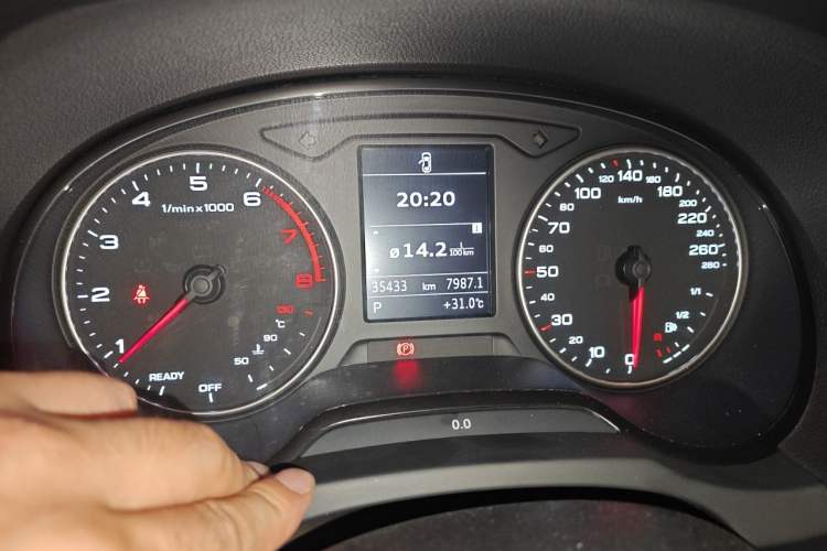 Used Audi A3 2016 Limousine 35 TFSI Ambition Edition Odometer Close Up
