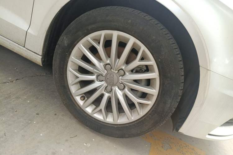 Used Audi A3 2016 Limousine 35 TFSI Prestige Edition Right Front Wheel Hub