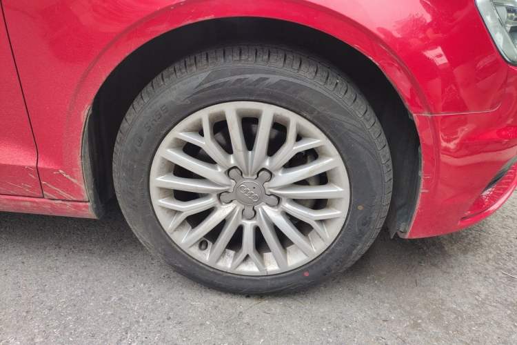 Used Audi A3 2016 Limousine 35 TFSI Prestige Edition Right Front Wheel Hub