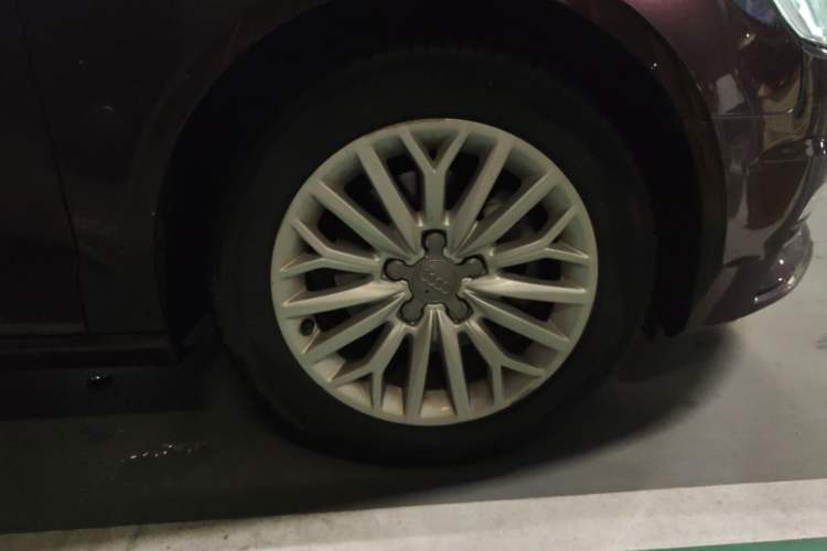 Used Audi A3 2016 Limousine 35 TFSI Prestige Edition Right Front Wheel Hub