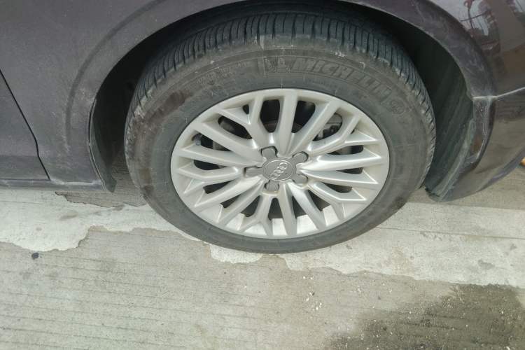 Used Audi A3 2016 Limousine 35 TFSI Ambition Edition Right Front Wheel Hub