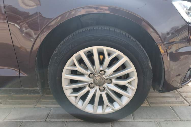 Used Audi A3 2016 Limousine 35 TFSI Prestige Edition Right Front Wheel Hub