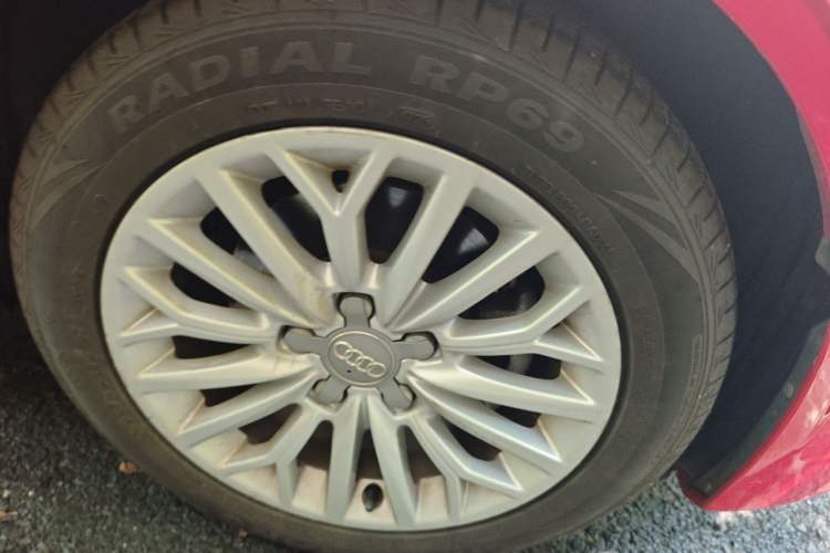 Used Audi A3 2016 Limousine 35 TFSI Ambition Edition Right Front Wheel Hub