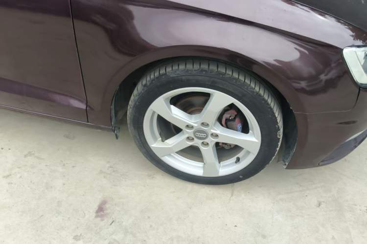 Used Audi A3 2016 Limousine 35 TFSI Style Edition Right Front Wheel Hub