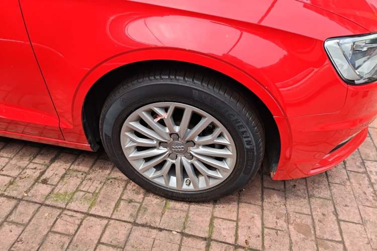 Used Audi A3 2016 Limousine 35 TFSI Prestige Edition Right Front Wheel Hub