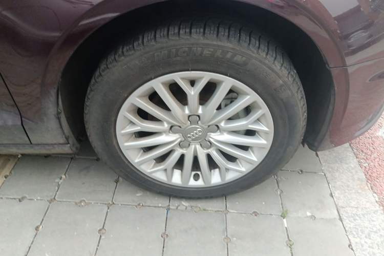 Used Audi A3 2016 Limousine 35 TFSI Prestige Edition Right Front Wheel Hub