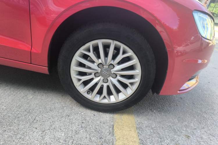 Used Audi A3 2016 Limousine 35 TFSI Prestige Edition Right Front Wheel Hub