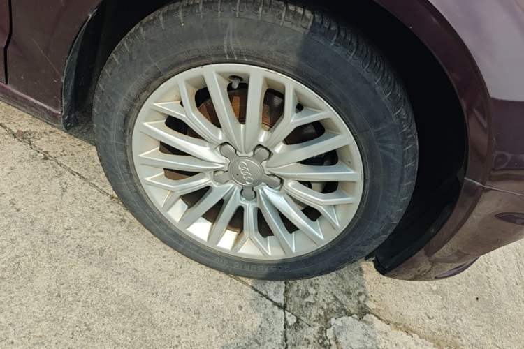 Used Audi A3 2016 Limousine 35 TFSI Prestige Edition Right Front Wheel Hub