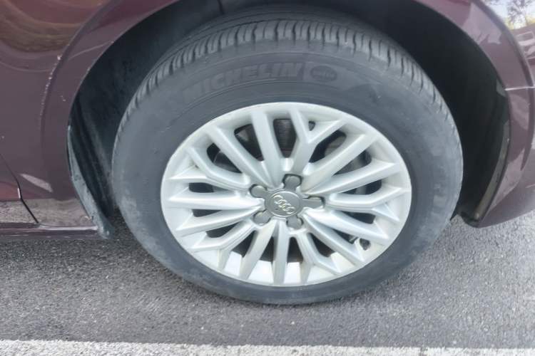 Used Audi A3 2016 Limousine 35 TFSI Ambition Edition Right Front Wheel Hub