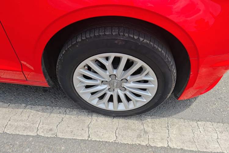Used Audi A3 2016 Limousine 35 TFSI Prestige Edition Right Front Wheel Hub
