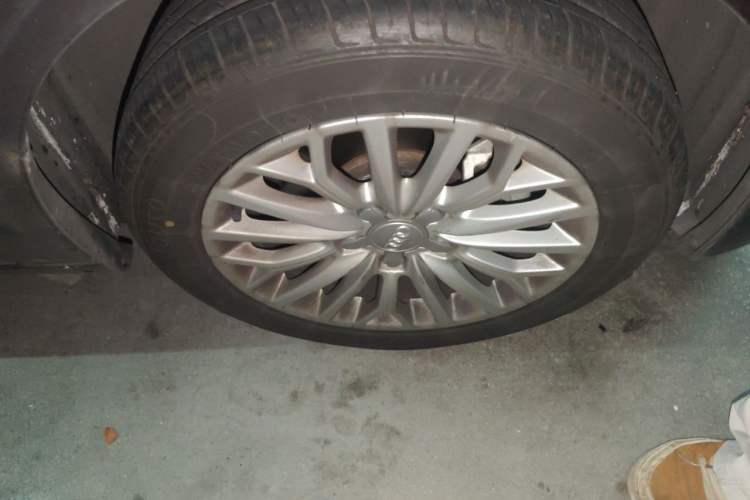 Used Audi A3 2016 Limousine 35 TFSI Prestige Edition Right Front Wheel Hub