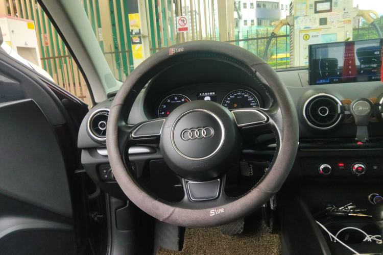 Used Audi A3 2016 Limousine 35 TFSI Ambition Edition Steering Wheel