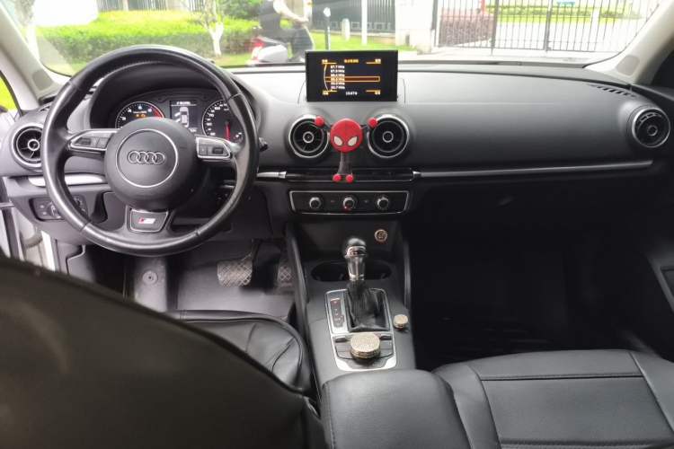 Used Audi A3 2016 Limousine 35 TFSI Ambition Edition Center Console