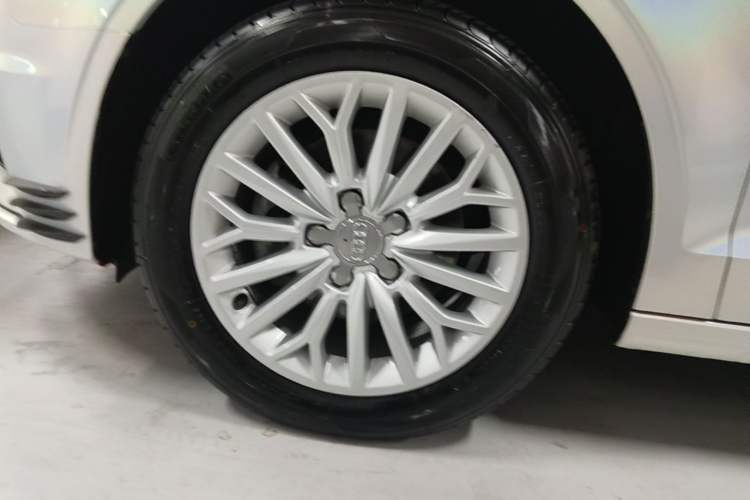 Used Audi A3 2016 Limousine 35 TFSI Prestige Edition Left Front Wheel Hub