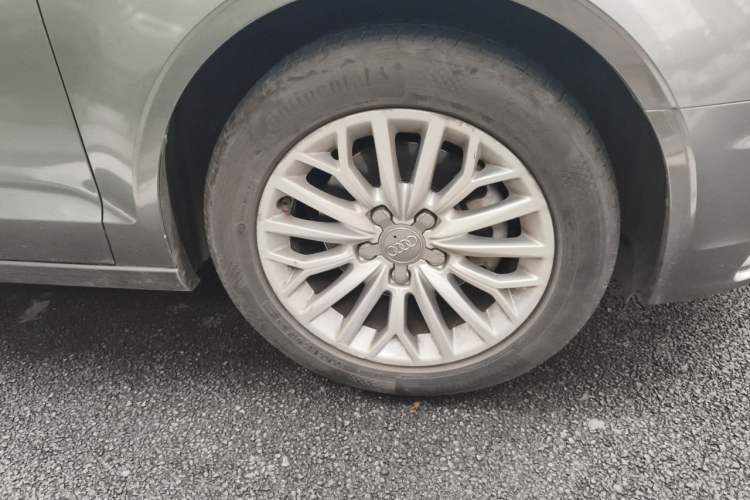 Used Audi A3 2016 Limousine 35 TFSI Ambition Edition Right Front Wheel Hub
