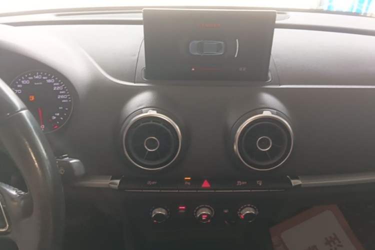 Used Audi A3 2016 Limousine 35 TFSI Prestige Edition Audio And AC Panel