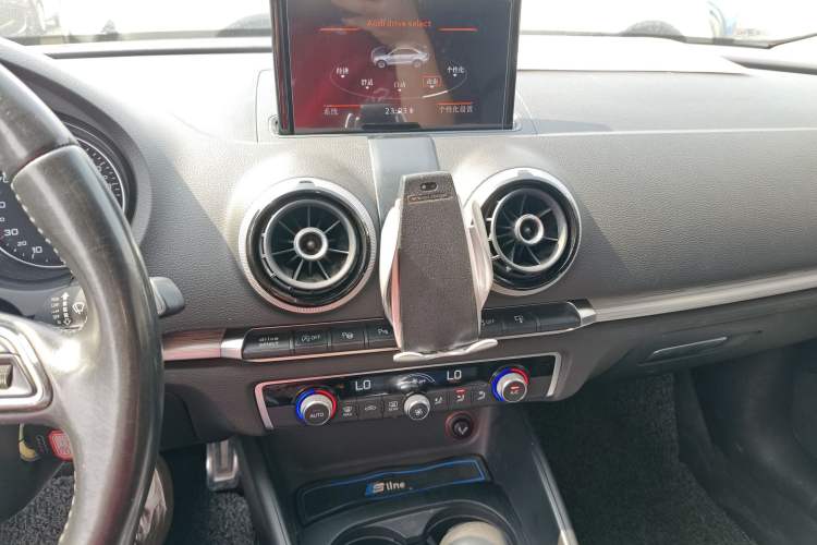 Used Audi A3 2016 Limousine 35 TFSI Style Edition Audio And AC Panel