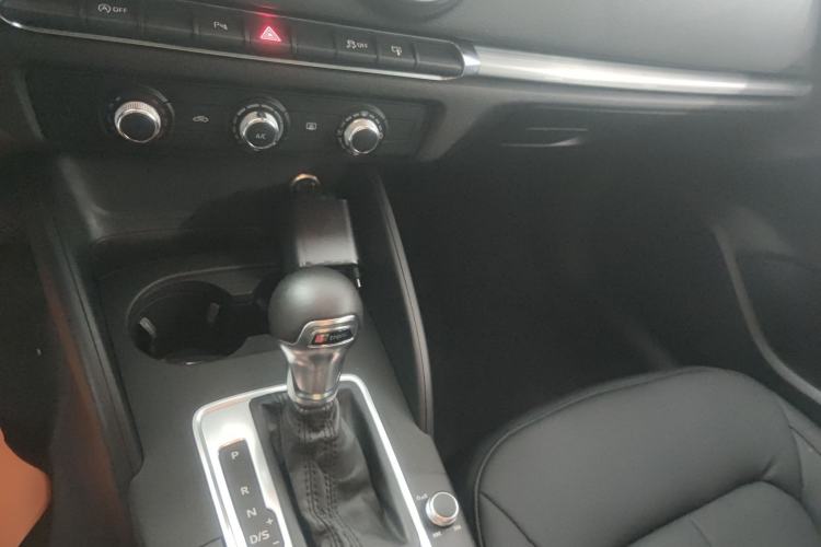 Used Audi A3 2016 Limousine 35 TFSI Prestige Edition Audio And AC Panel