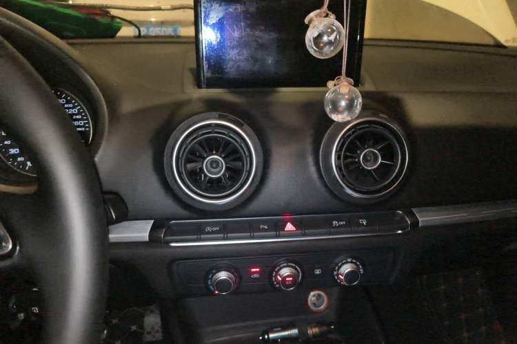 Used Audi A3 2016 Limousine 35 TFSI Prestige Edition Audio And AC Panel