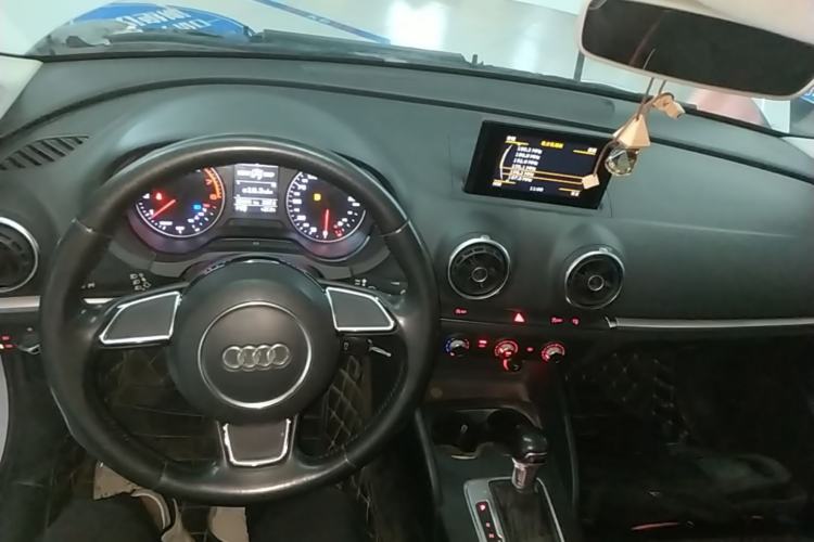 Used Audi A3 2016 Limousine 35 TFSI Ambition Edition Center Console