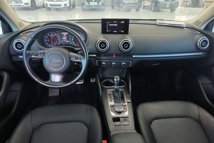 Used Audi A3 2016 Limousine 35 TFSI Ambition Edition Center Console