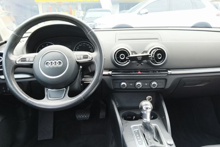 Used Audi A3 2016 Limousine 35 TFSI Prestige Edition Center Console