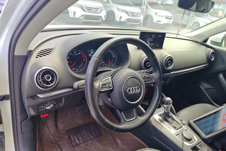 Used Audi A3 2016 Limousine 35 TFSI Prestige Edition Center Console
