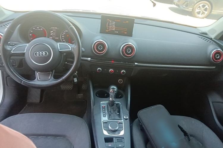 Used Audi A3 2016 Limousine 35 TFSI Ambition Edition Center Console