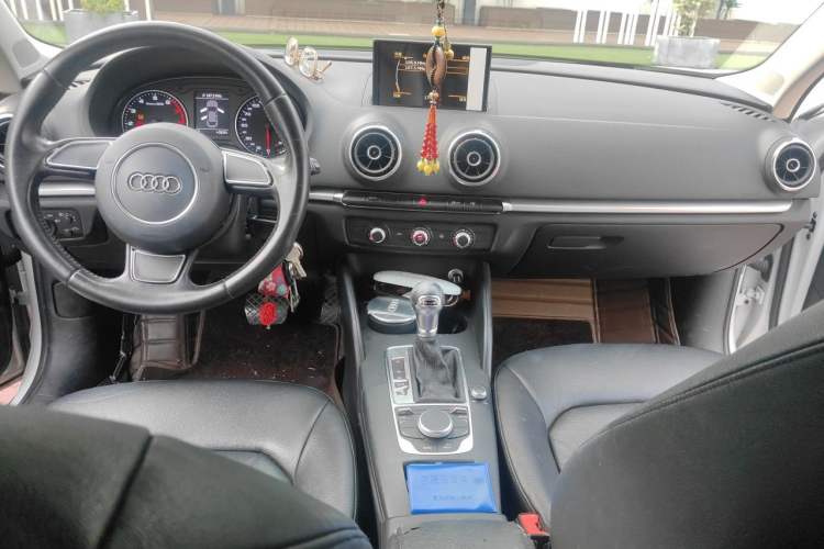 Used Audi A3 2016 Limousine 35 TFSI Ambition Edition Center Console