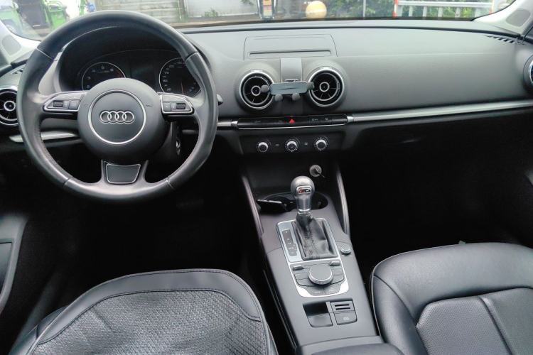 Used Audi A3 2016 Limousine 35 TFSI Prestige Edition Center Console